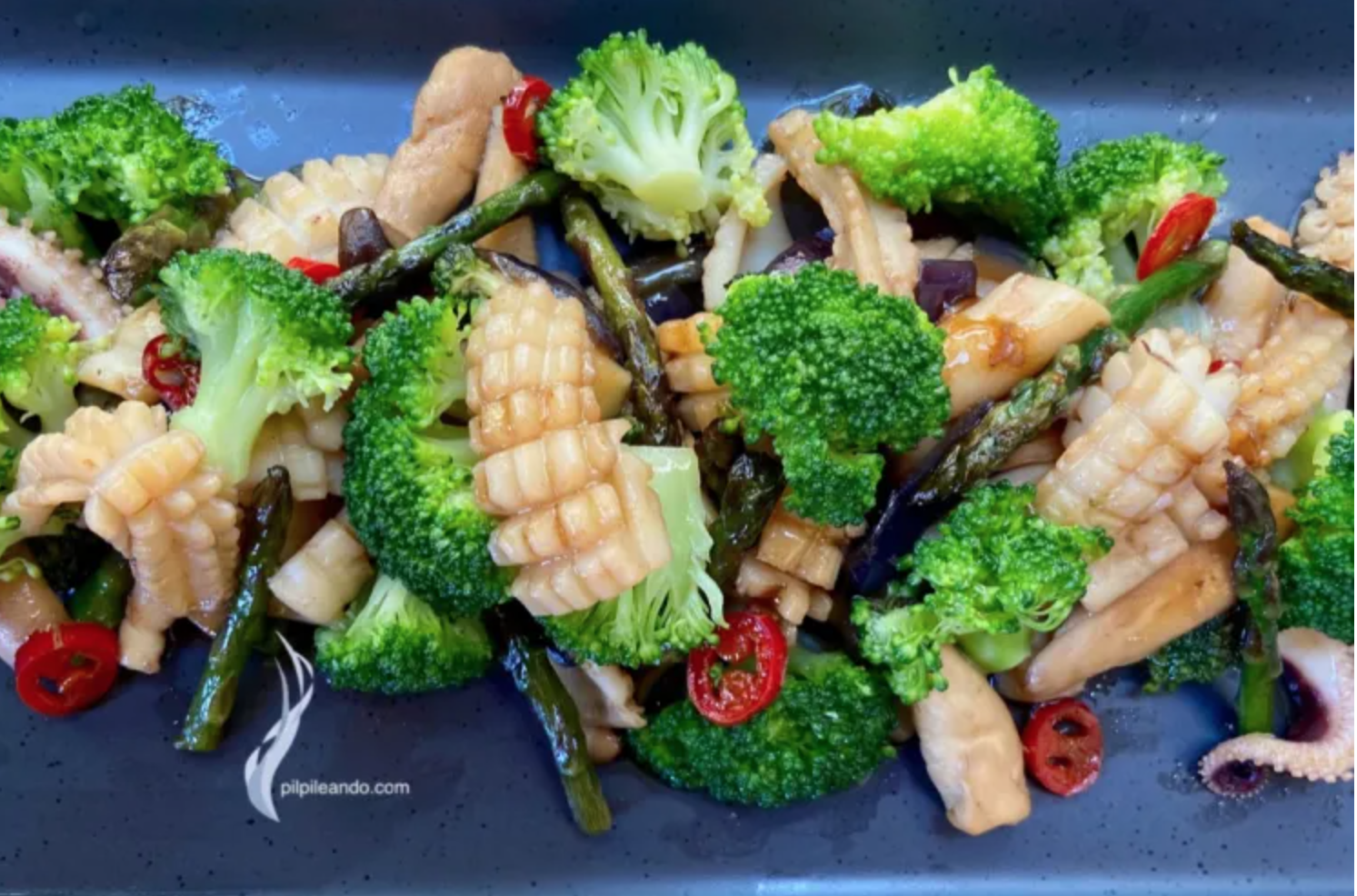 Salteado de verduras con calamar y hummus de garbanzo.